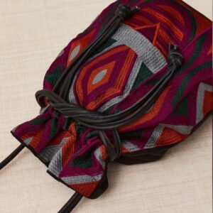 Bolso saco con bordado étnico