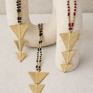 Collar triángulo cuentas y latón